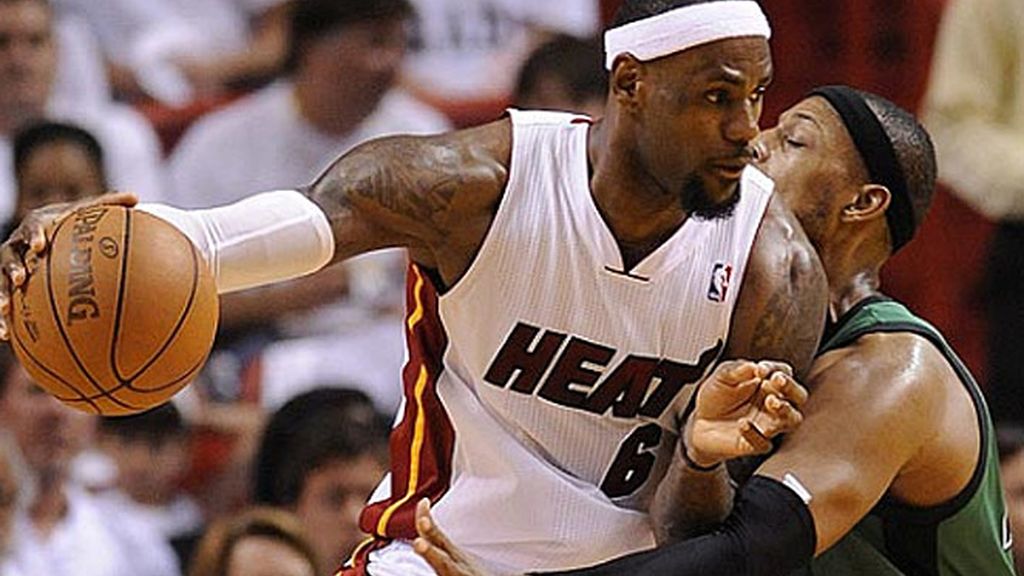 El jugador de los Heat LeBron James (i) disputa el balón con RPaul Pierce de los Celtics