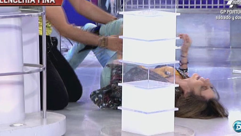 Gustavo muestra su ropa interior y Paz intenta ver más