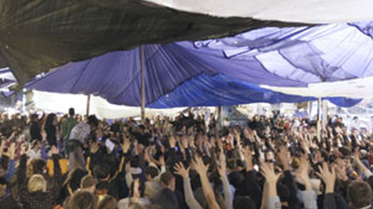 Los 'indignados' han decidido en asamblea levantar el campamento de Sol. Foto: EFE