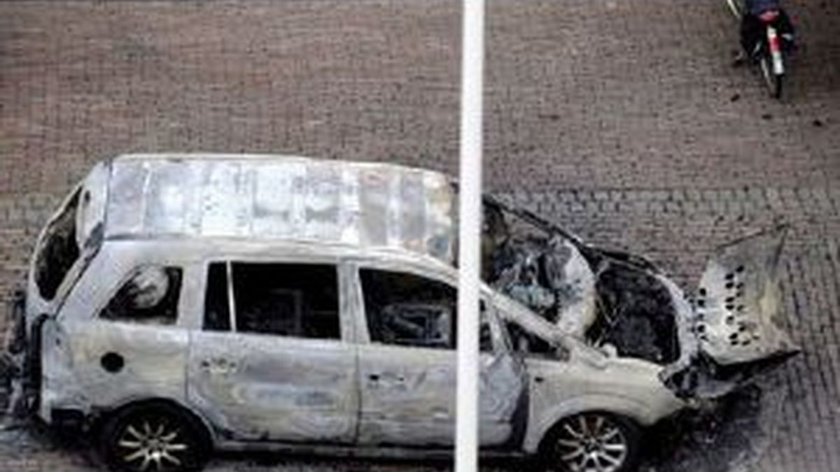 Al parecer este coche encontrado calcinado en la localidad de Almelo tiene algo que ver con el secuestro. Foto: EFE Al parecer este coche encontrado calcinado en la localidad de Almelo tiene algo que ver con el secuestro. Foto: EFE