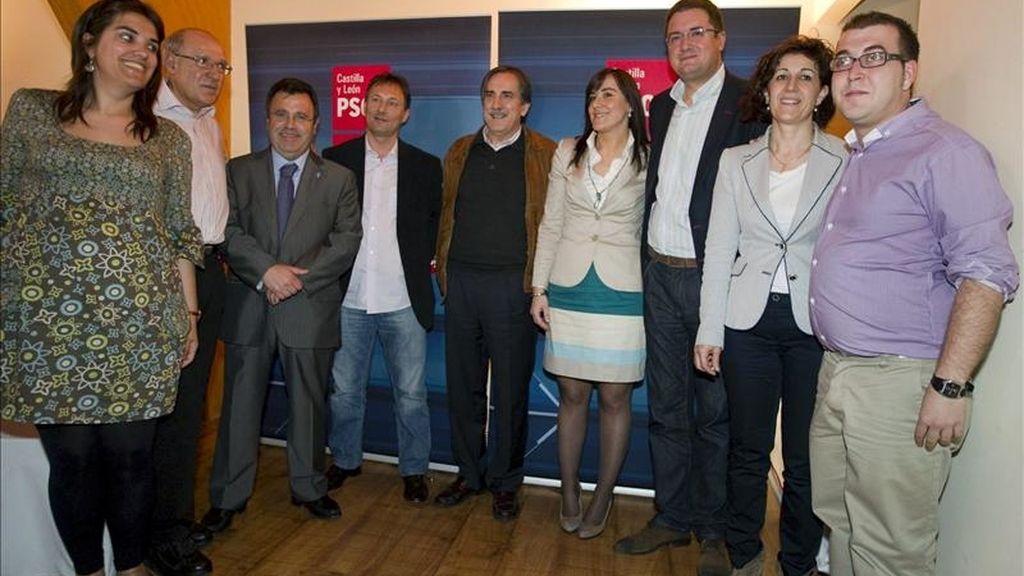El ministro de Trabajo, Valeriano Gómez (c) acompañado del secretario general del PSOE de Castilla y León, Óscar López (3d), junto a los integrantes de la lista del PSOE de Zamora a las Cortes de Castilla y León tras su presentación hoy en la capital zamorana.EFE