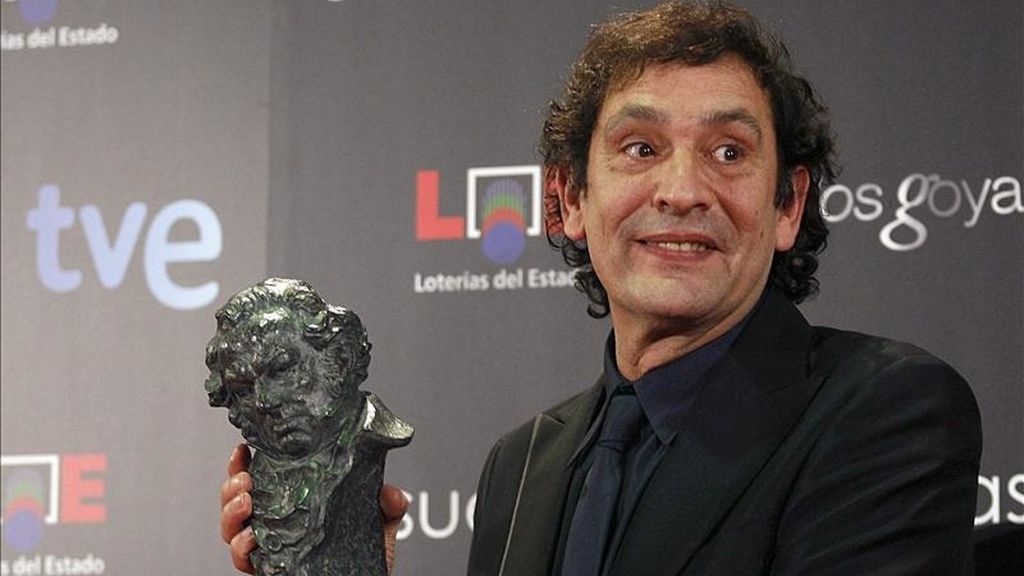 El director de cine Agustí Villaronga posa tras recibir el premio Goya al mejor director por "Pa negre". EFE/Archivo