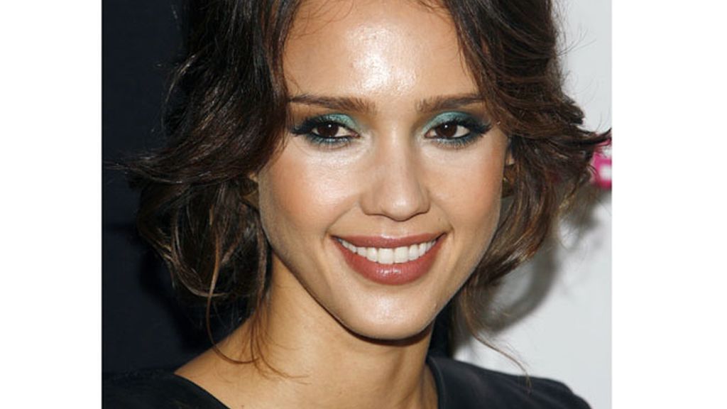 La sombra 'aguamarina' le añade años a Jessica Alba
