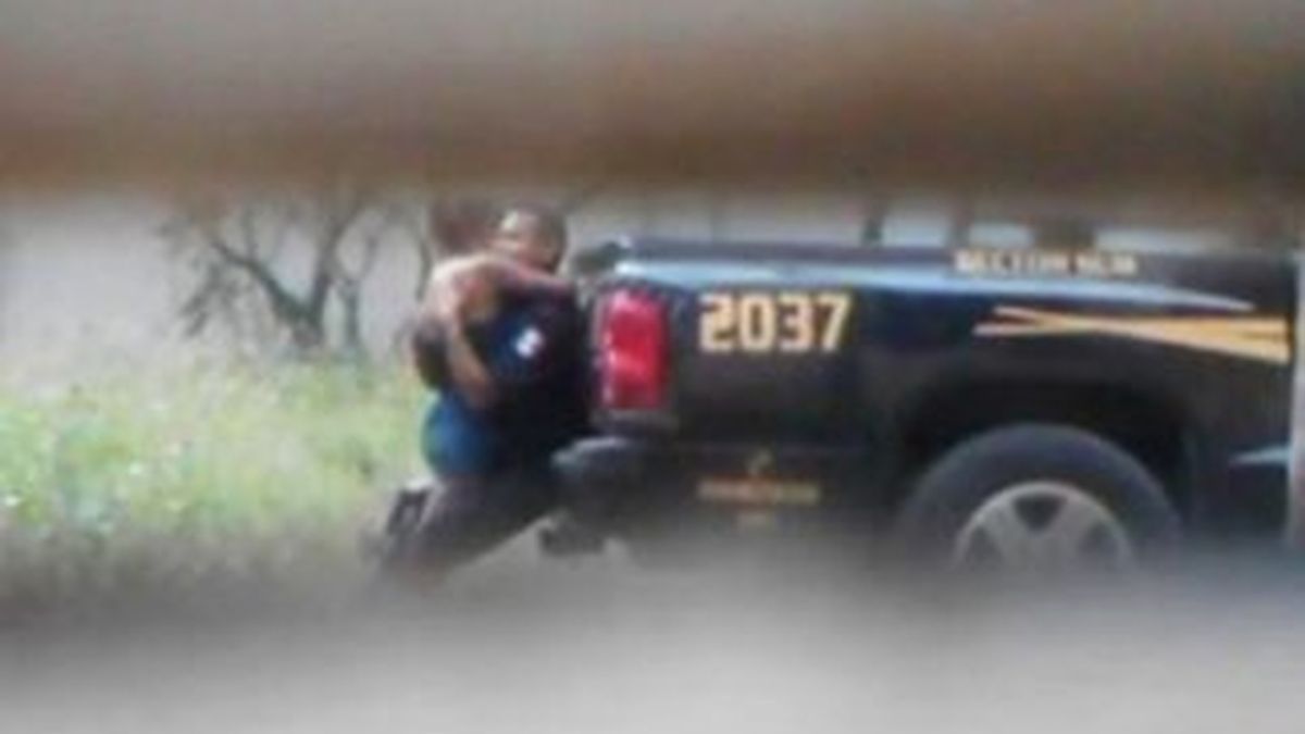Graban a un policía mexicano intimando con una mujer en un coche patrulla