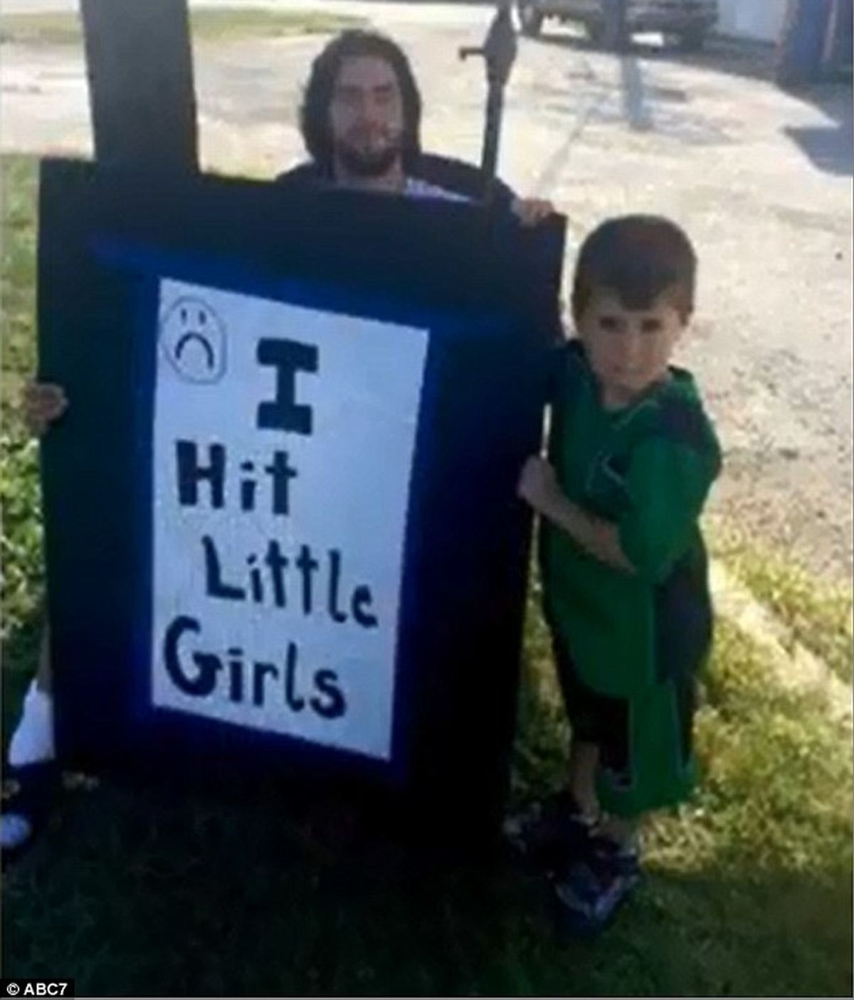 Un padre obliga a su hijo a estar una hora con un cartel que ponía "Pego a las niñas"