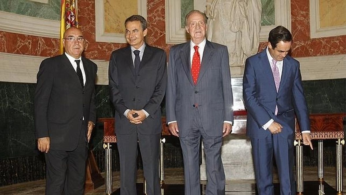 A la pregunta de si augura un futuro de sacrificios para España, el rey Don Juan Carlos aseguró que "Bastantes, muchos". La imagen es de este miércoles en el Congreso.