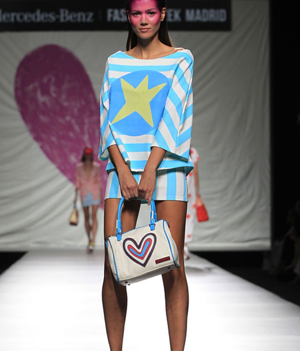 Ágata vuelve a jugar con el color