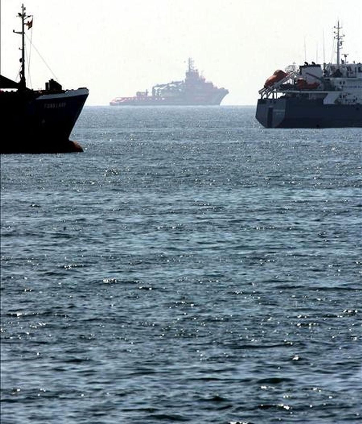 Uno de los remolcadores que participan en las tareas de limpieza de la mancha de crudo que se detectó ayer frente a la costa de Tarragona. EFE