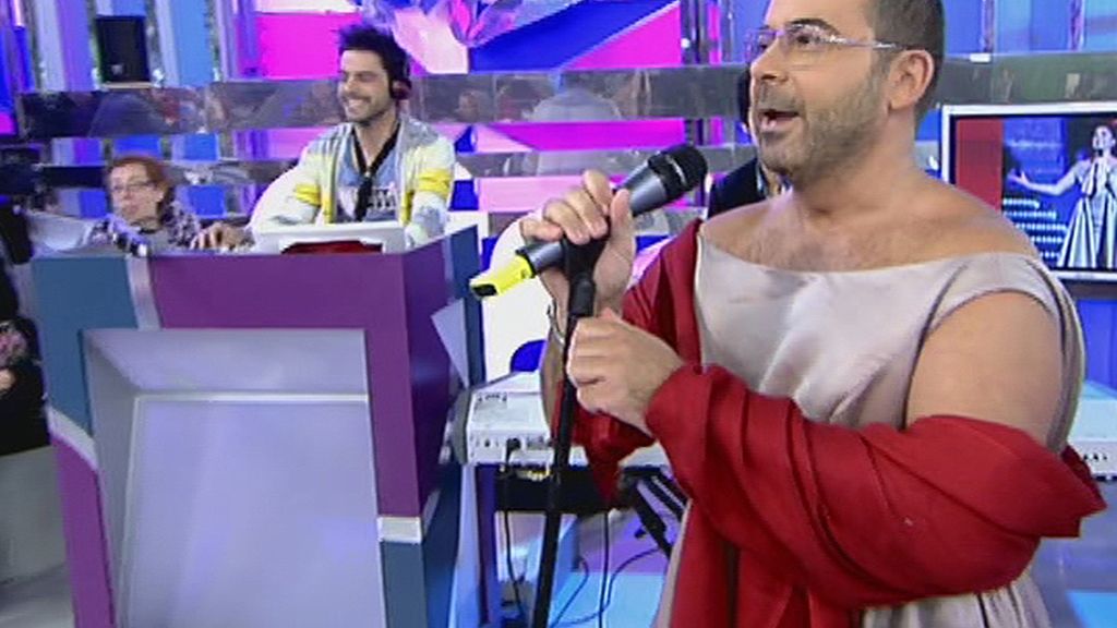 El presentador se enfunda el vestido de la tonadillera