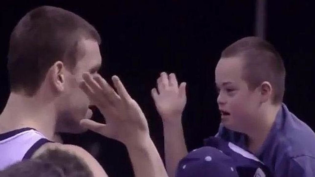 El momento más tierno de Marc Gasol con un joven aficionado de los Grizzlies El momento más tierno de Marc Gasol con un joven aficionado de los Grizzlies