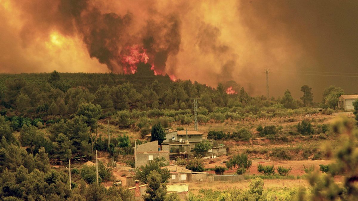 Las llamas se aproximan a la localidad valenciana de Turis, cerca de Cortes de Pallás