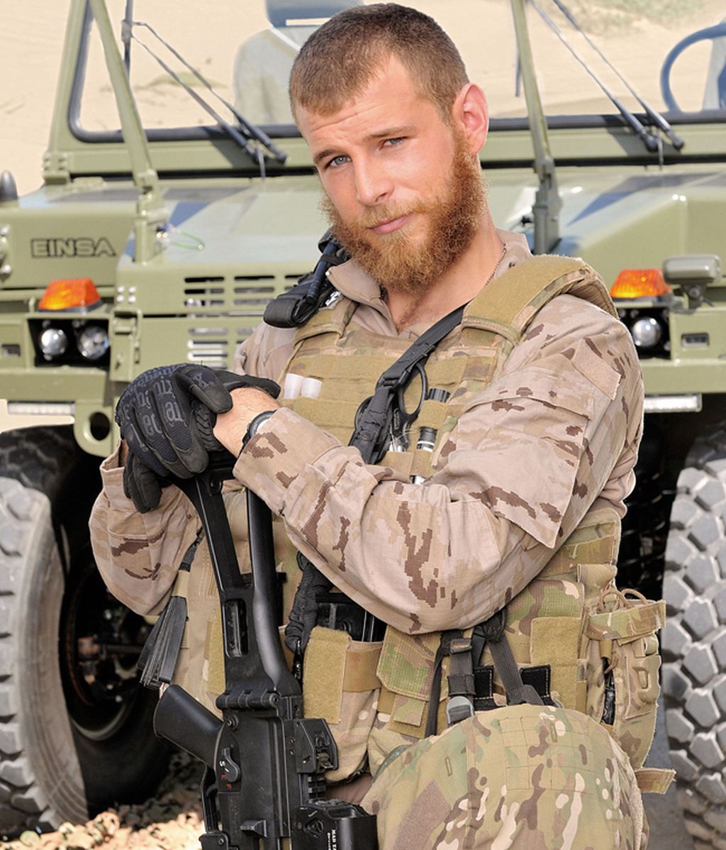 Tony Serra (Álvaro Cervantes)