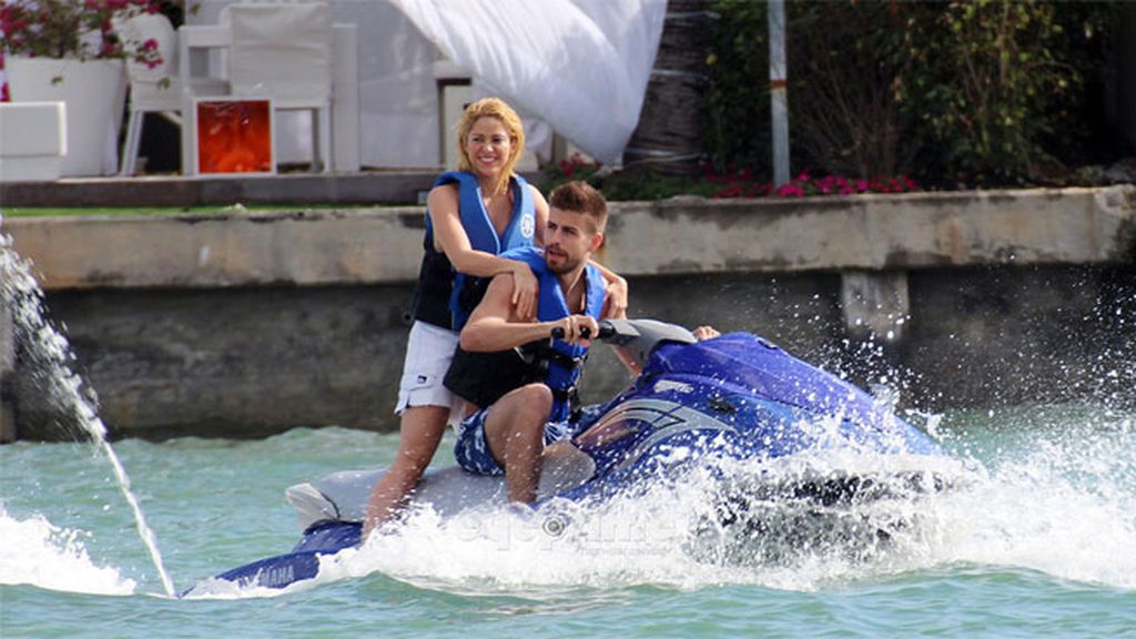 La casa tiene 800 metros cuadrados, embarcadero y piscina