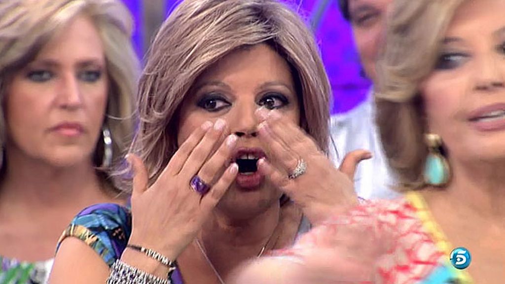 Madre e hija se abrazan emocionadas