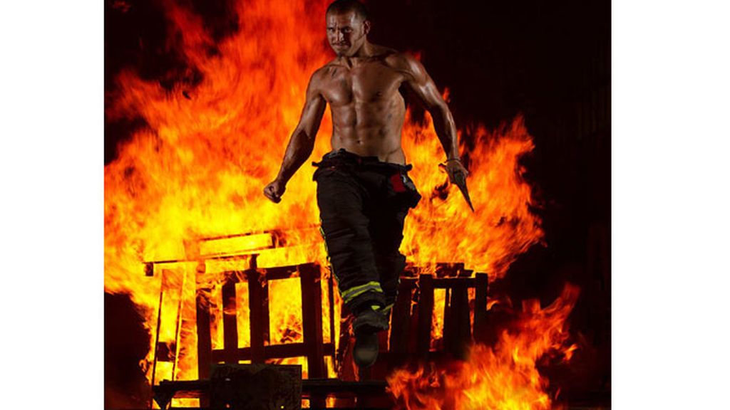 El calendario de los bomberos de Bilbao despide fuego