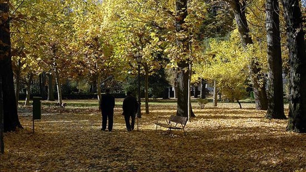 La escuela de negocios IESE ha publicado un estudio en el que defiende una reforma del sistema de pensiones que alargue hasta los 70 años la vida laboral y la introducción de un sistema de cotización mixto público-privado, una reestructuración más dura de la que defiende el Gobierno. EFE/Archivo La escuela de negocios IESE ha publicado un estudio en el que defiende una reforma del sistema de pensiones que alargue hasta los 70 años la vida laboral y la introducción de un sistema de cotización mixto público-privado, una reestructuración más dura de la que defiende el Gobierno. EFE/Archivo