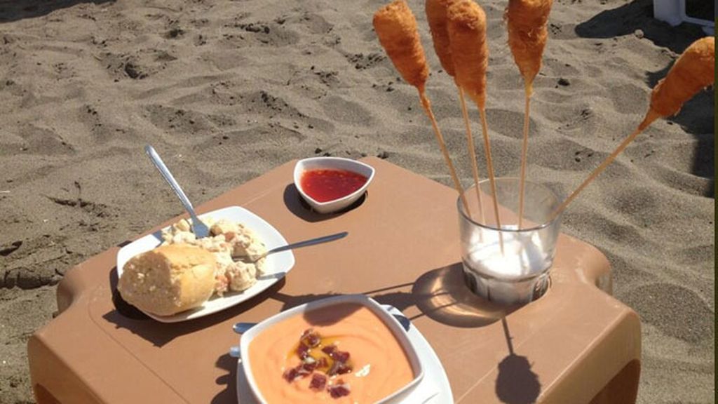 Ana Fernández y su chico disfrutan de las tapas en la playa