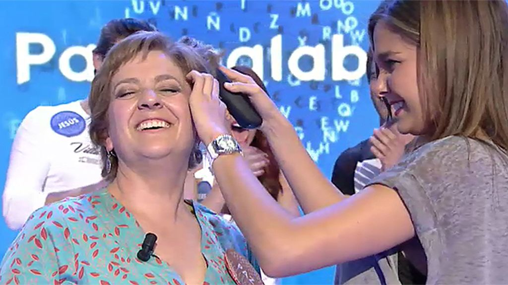 Natalia Sánchez rapa el pelo a Paz Herrera