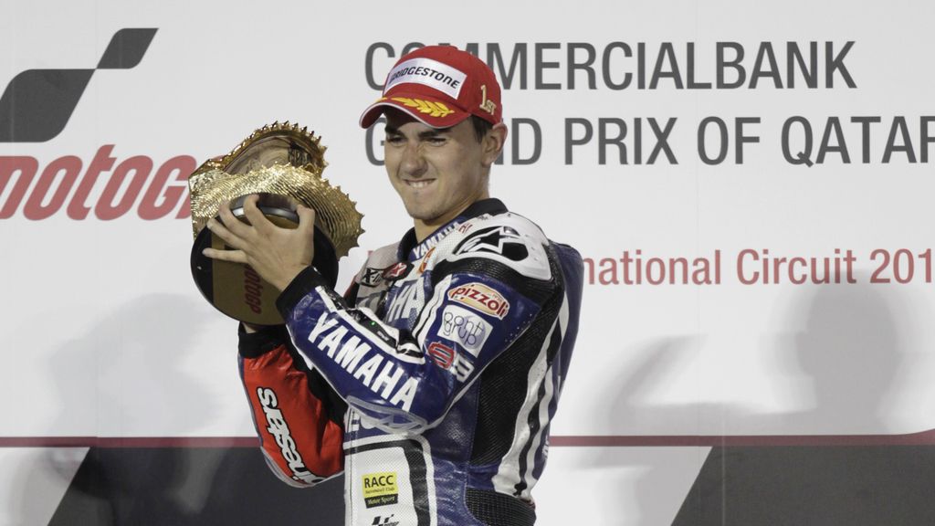 Jorge Lorenzo levanta el trofeo del GP de Qatar