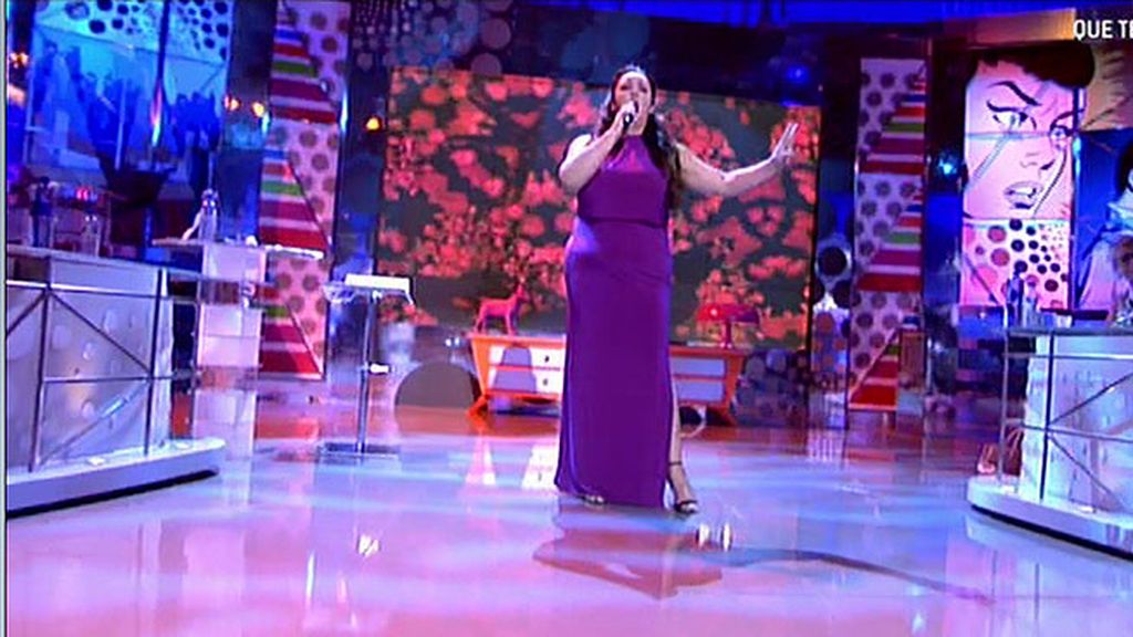 La artista de 'La Voz' canta 'Como una ola' en Sálvame