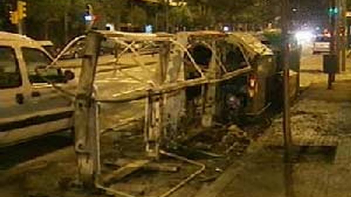 Contenedores quemados en Gracia. Vídeo: Atlas