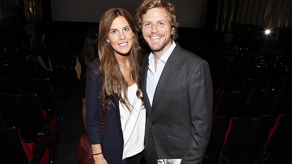 Álvaro de la Lama con su novia en el estreno de "Regresión"
