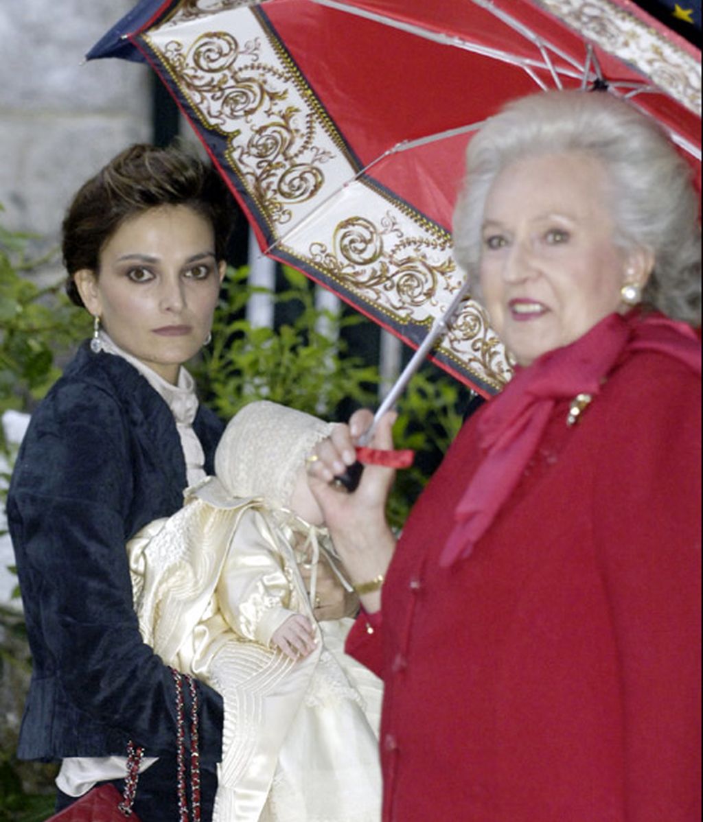 Las gotas hacen chip en sus paraguas chic