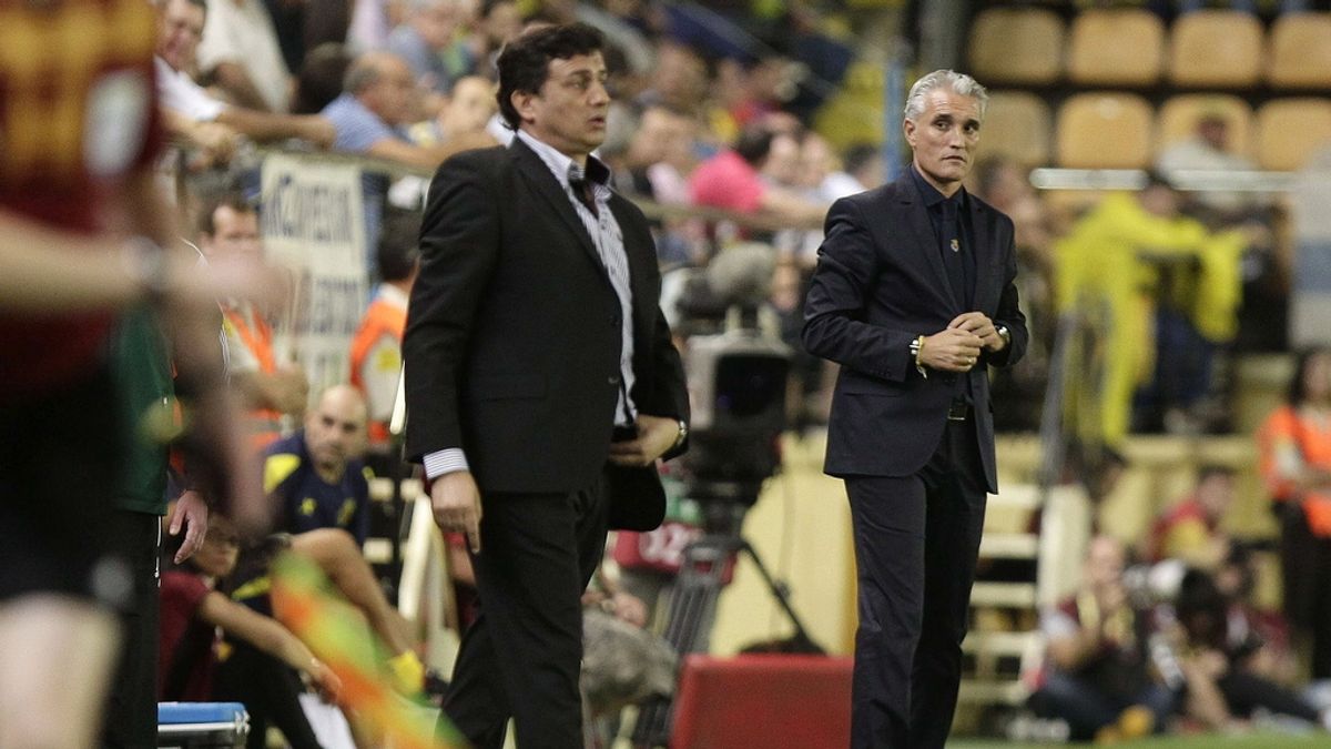 El entrenador adjunto del Villarreal, Rubén Uría (d), y el técnico del Apollon Limassol, Christos Christoforou