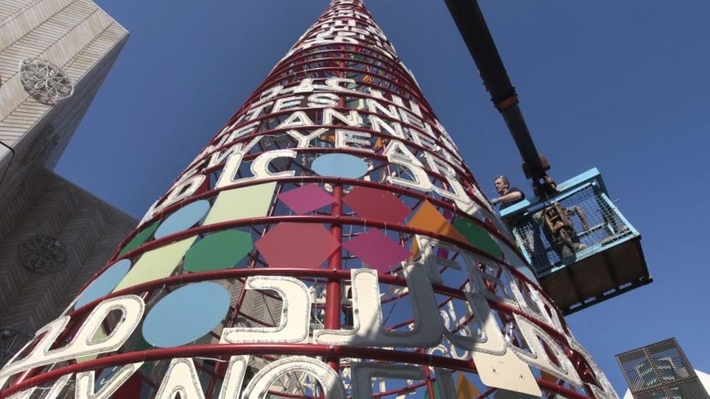 Beirut felicita la Navidad en 3 idiomas