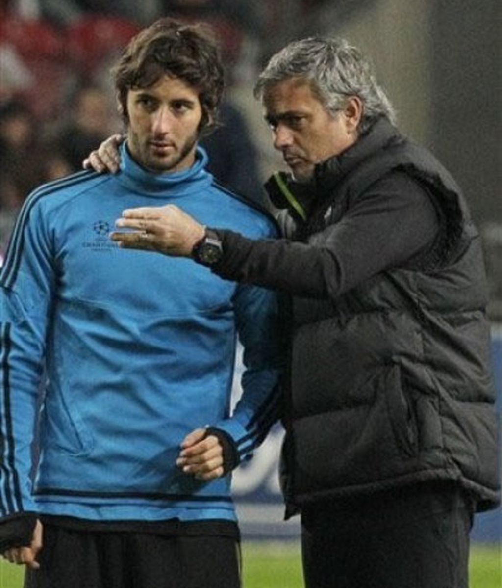 Esteban Granero charla con Jose Mourinho Esteban Granero charla con Jose Mourinho