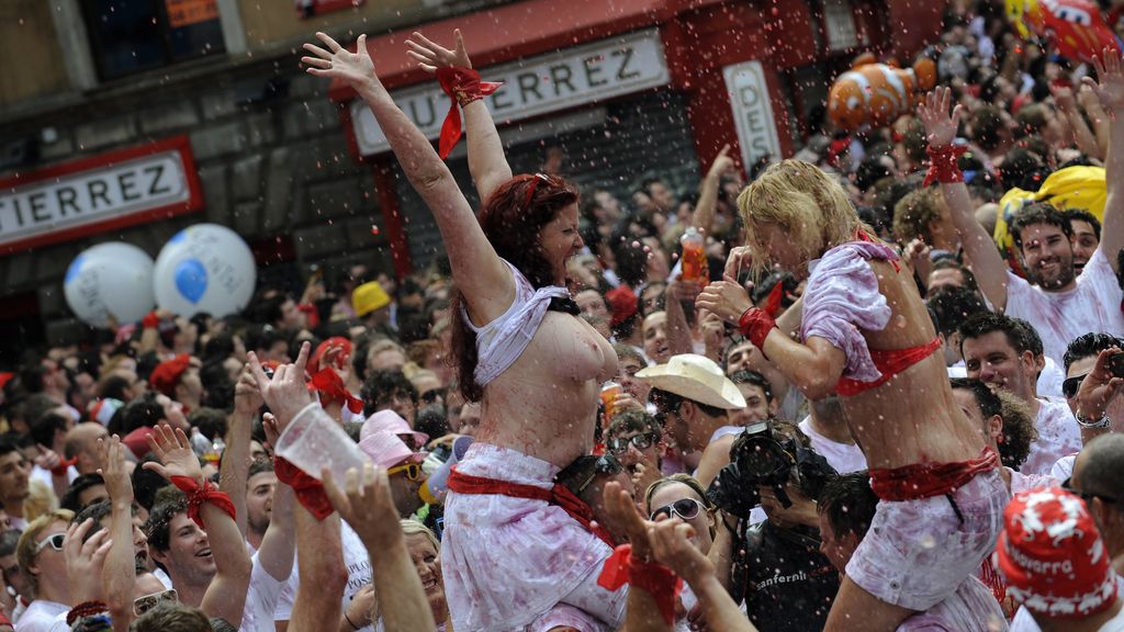 Dos jóvenes celebran a lo grande el inicio de las fiestas de San Fermín
