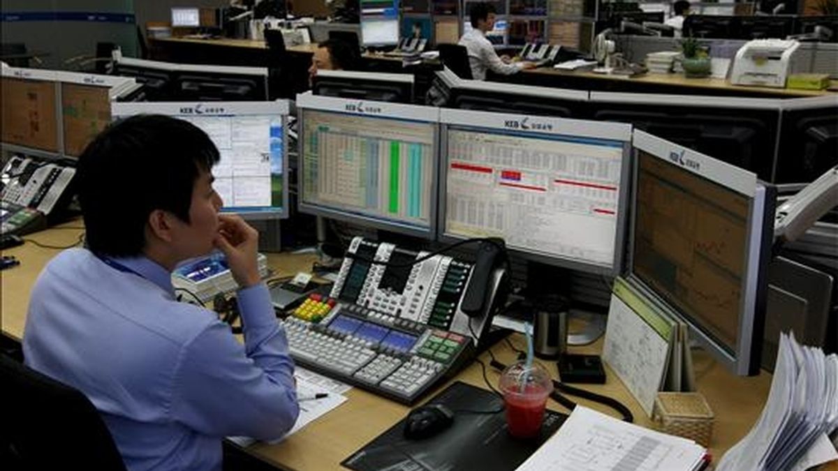 Un agente de la Bolsa de Seúl (Corea del Sur) observa sus monitores durante la jornada. EFE/Archivo