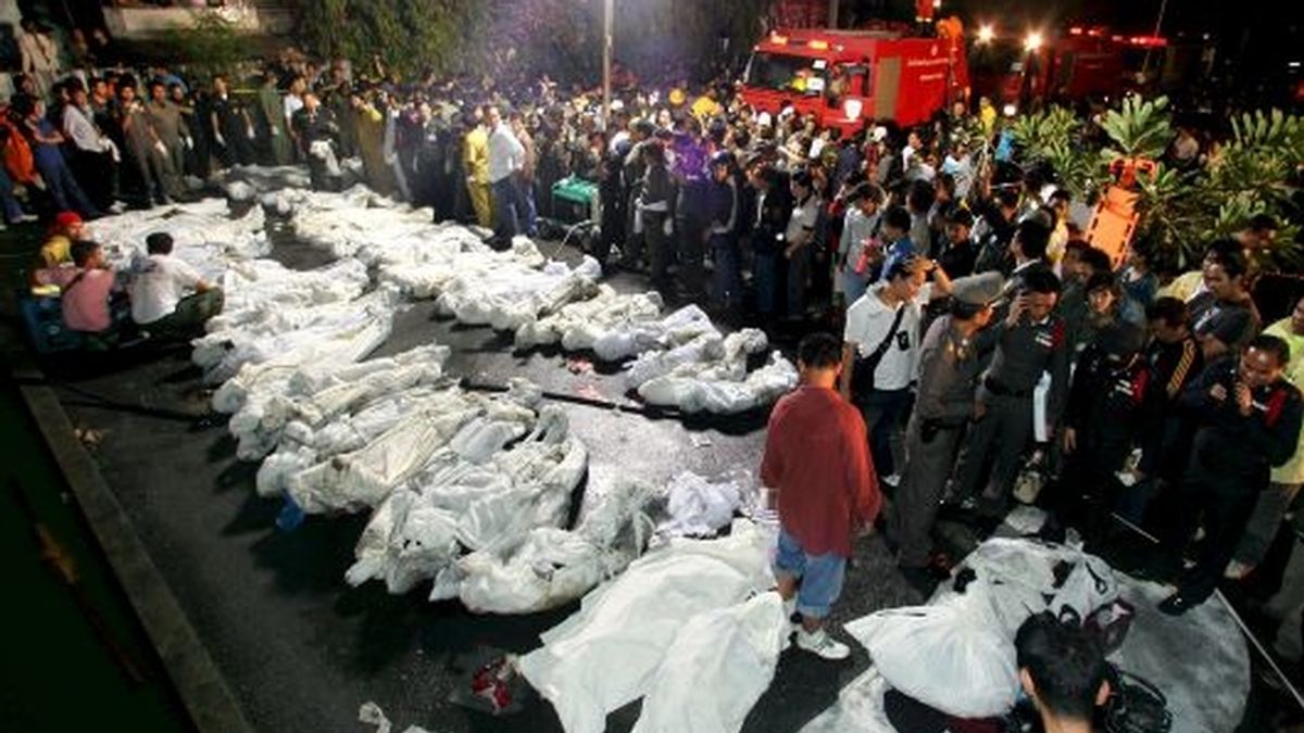 Miembros de los servicios de rescate y de la policía agrupan los cadáveres de las víctimas del incendio registrado en la discoteca Santika de Bangkok. FOTO: EFE.