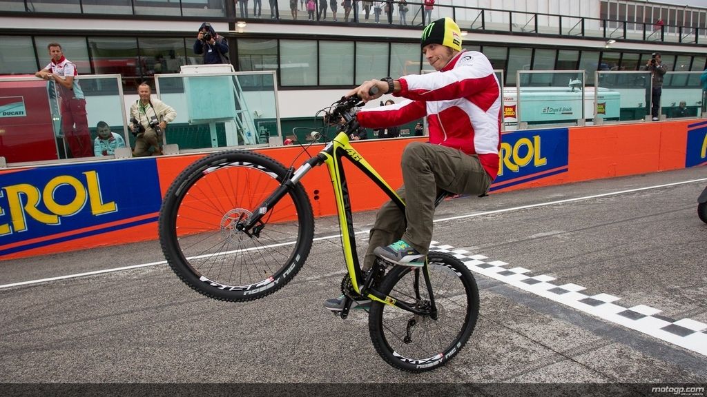 Los pilotos dieron una vuelta en bicicleta en recuerdo de Simoncelli