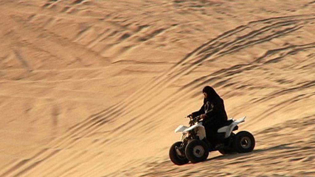 Montando en quad por las dunas del desierto