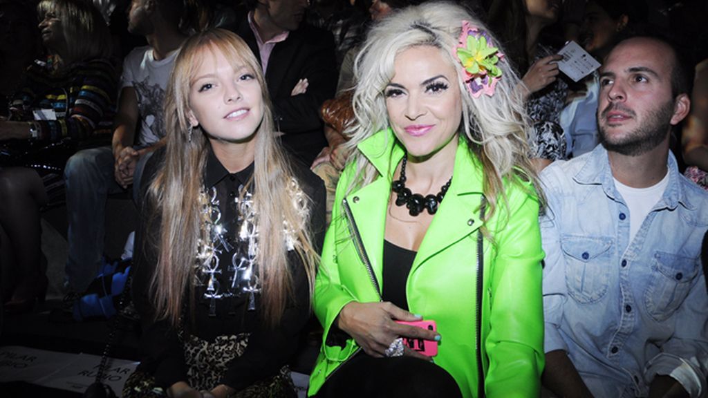 La modelo Laura Hayden y Silvia Superstar vestidas por María Escoté.