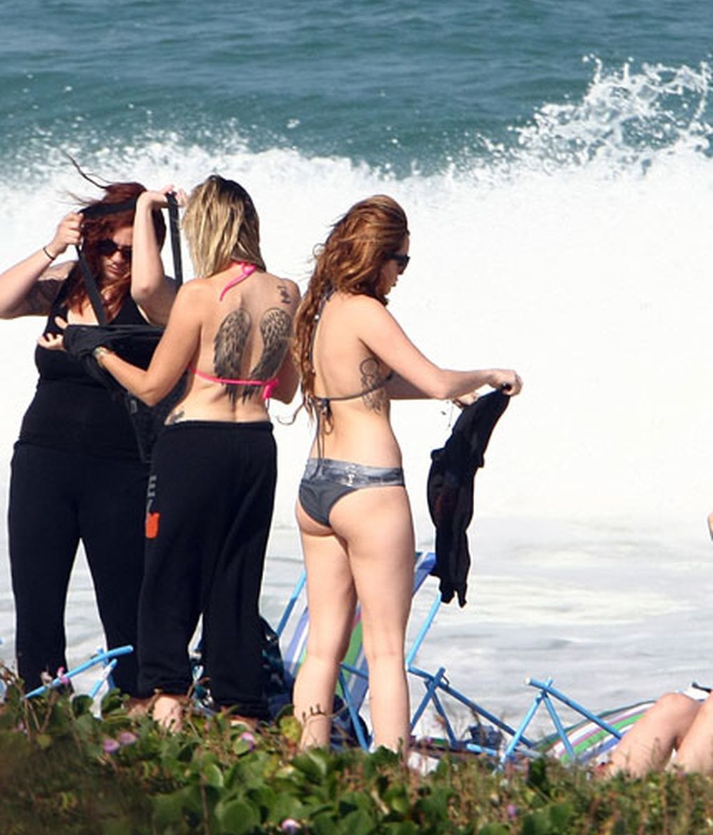 Miley Cyrus luce bikini y tatuajes en las playas de Brasil