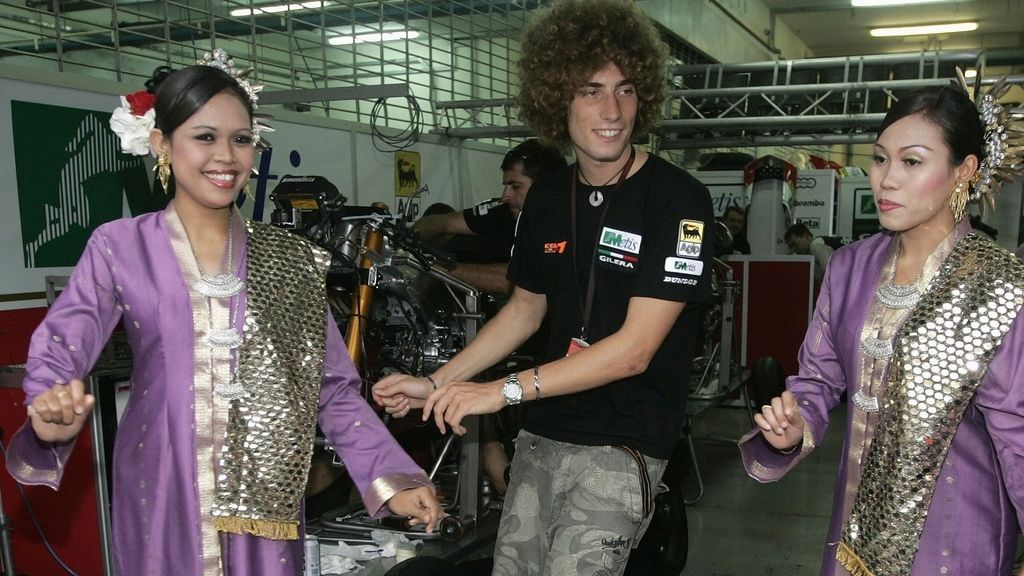 Simoncelli bailando una danza tradicional en Malasia
