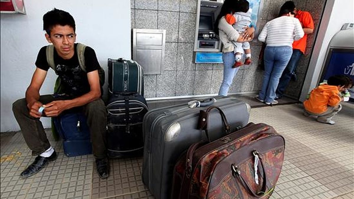 Personas afectadas por el cierre de Air Comet en el aeropuerto Mariscal Sucre de Quito (Ecuador). EFE/Archivo