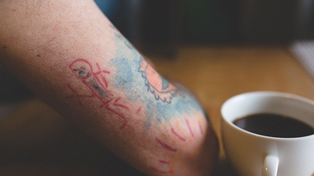 Un padre llena su cuerpo con tatuajes creados por su hijo