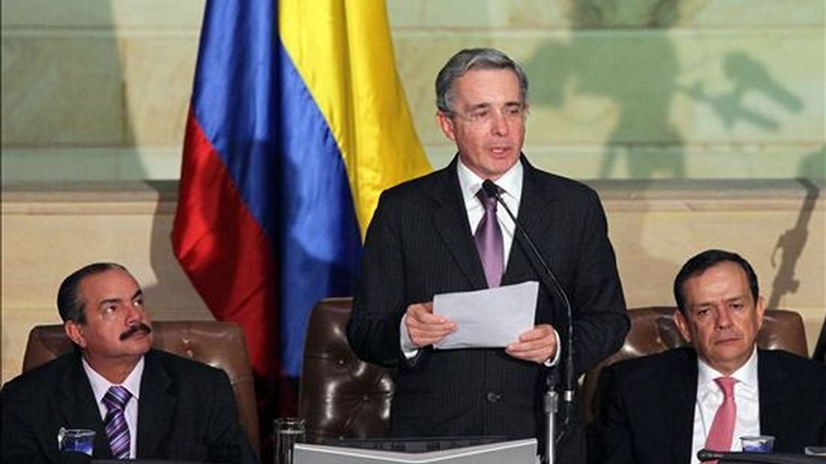 El presidente colombiano, Álvaro Uribe Vélez (c), pronuncia un discurso en presencia del presidente del Senado, Javier Cáceres (i), y el de la Cámara de Representantes, Edgar Gómez Román (d), en la sede del Congreso en Bogotá (Colombia), al instalar las sesiones del Poder Legislativo. EFE