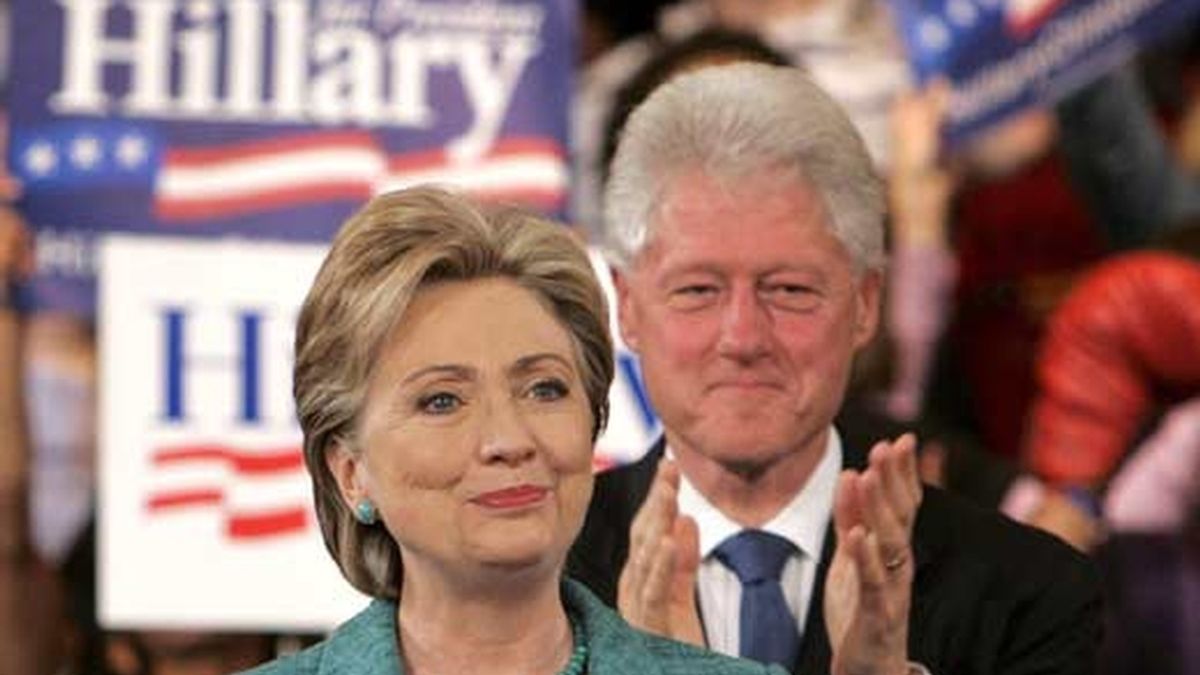 Imagen de archivo de Hillary Clinton, en campaña, arropada por su esposo el ex presidente Bill Clinton. Foto: EFE