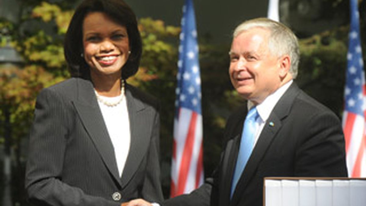 La secretaria de Estado de EEUU, Condolezza Ricew, junto al presidente polaco, Lech Kaczynski. Foto: AP