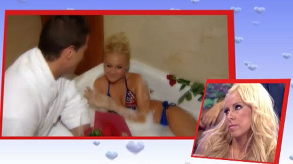 Un bonito baño con pétalos y espuma