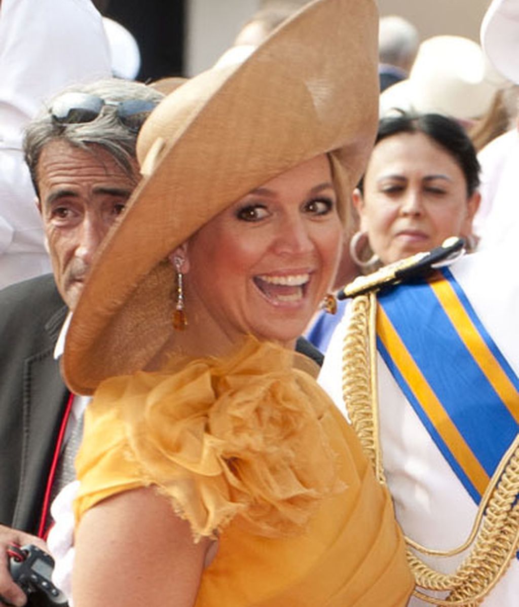 Máxima de Holanda, con una pamela marrón