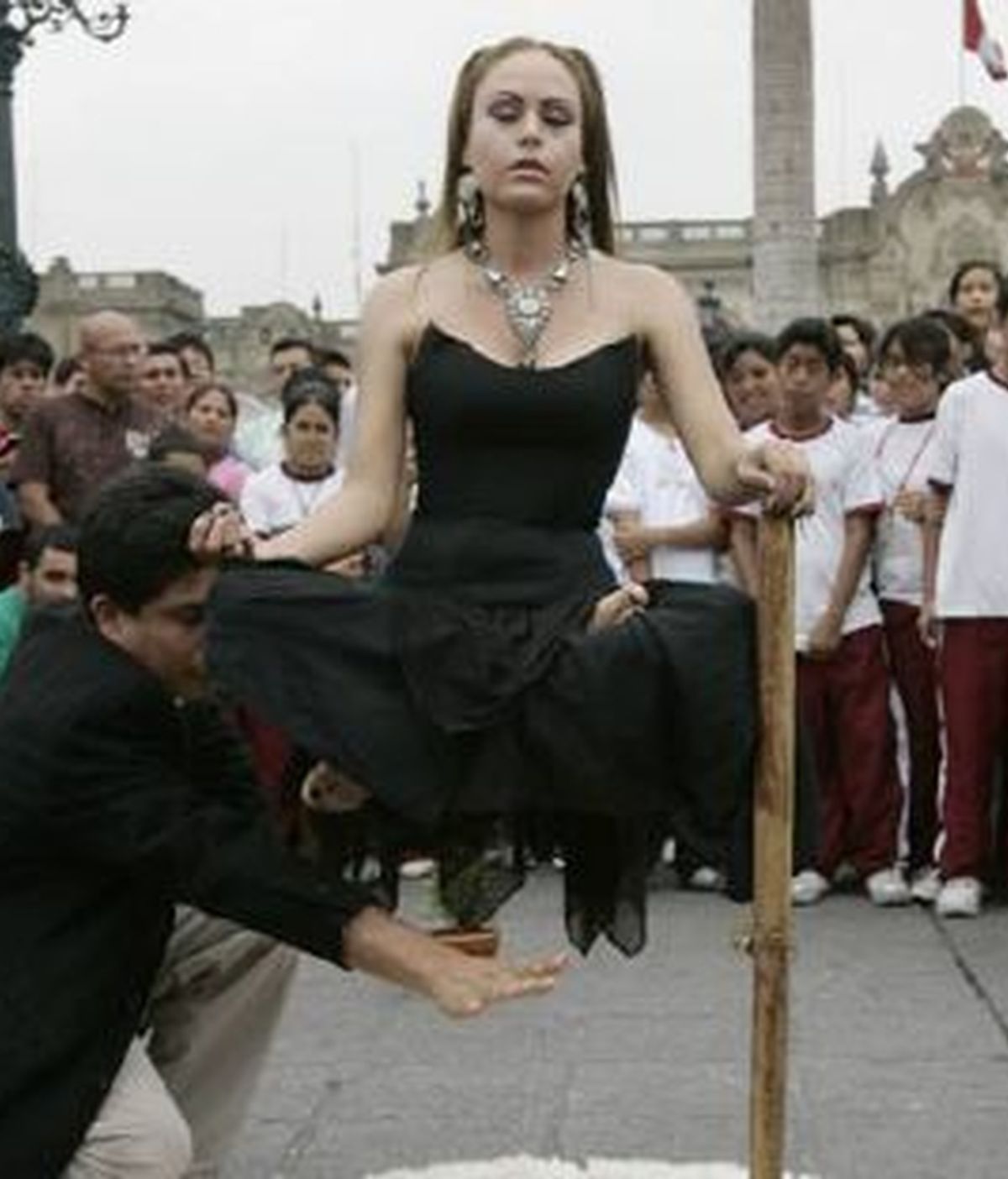 La ilusionista peruana Claudia Pacheco "Princesa Inca" realiza un acto de levitación hoy, 27 de marzo de 2009, en la Plaza de Armas de Lima (Perú). Foto: EFE