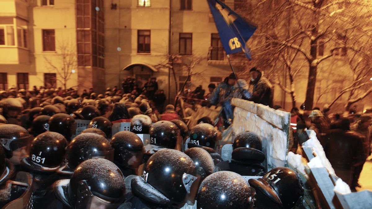 La policía rompe las barricadas de los manifestantes en Ucrania