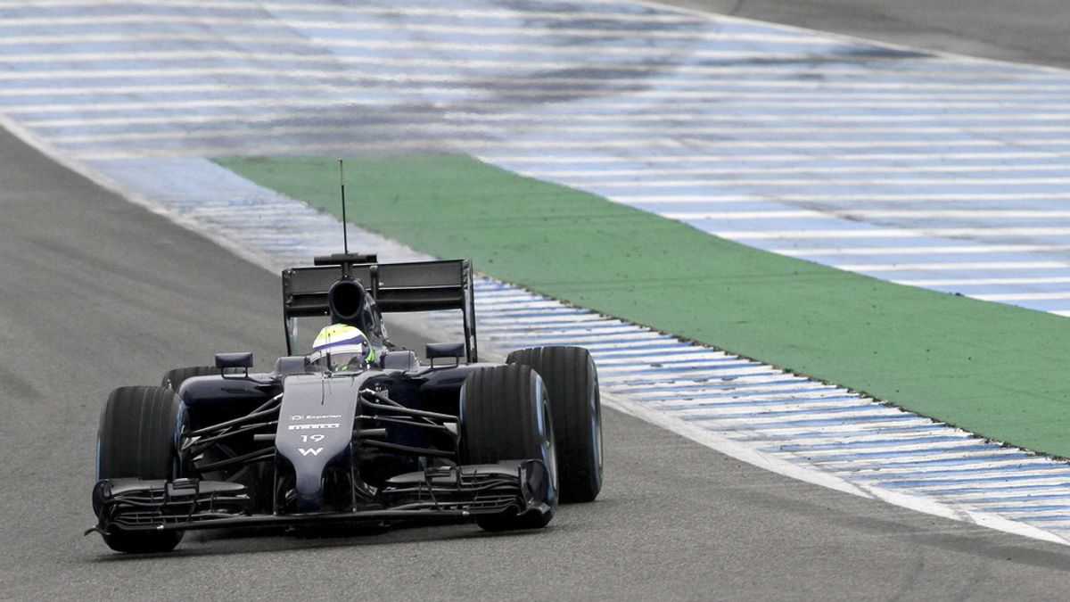 El piloto brasileño Felipe Massa a los mandos del nuevo monoplaza FW36 de la escudería Williams