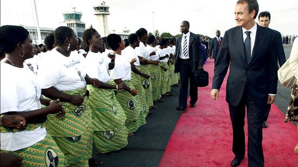 El presidente del Gobierno, José Luis Rodríguez Zapatero, a su llegada al aeropuerto de Lomé, en Togo. EFE