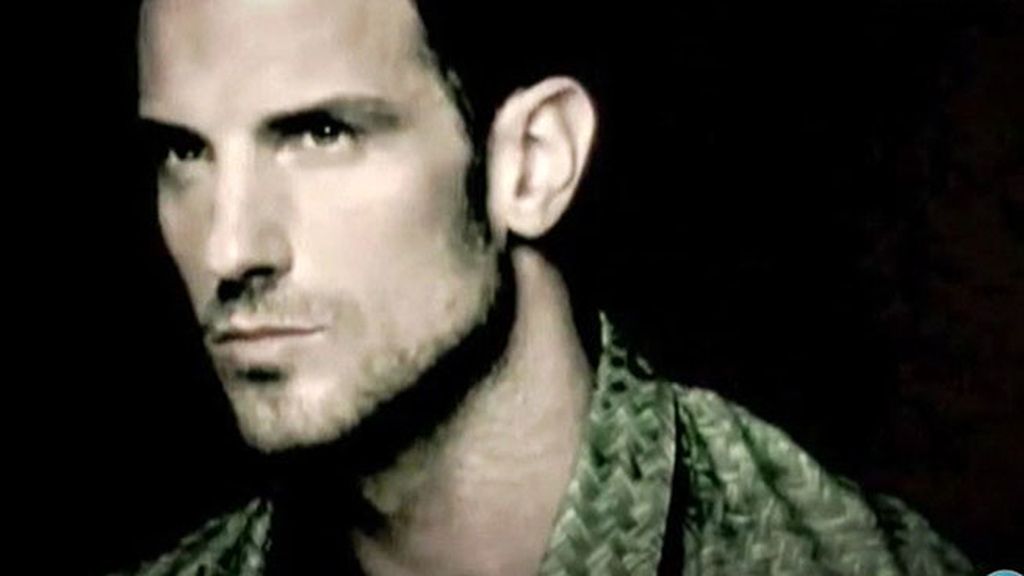 Así de sugerente posa el modelo para la portada de la revista Hunter